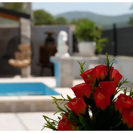 House Luketini Dvori شقة