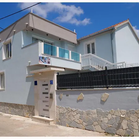 House Luketini Dvori شقة