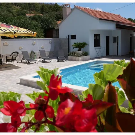 House Luketini Dvori شقة