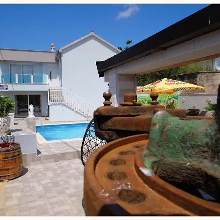 House Luketini Dvori شقة